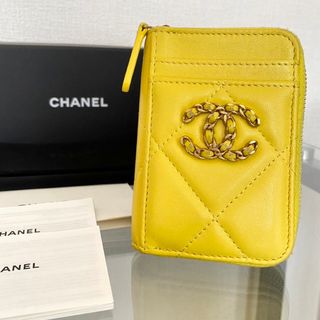 シャネル(CHANEL)の【CHANEL】 19 フラグメントケース イエロー　黄色　チェーンロゴ(財布)