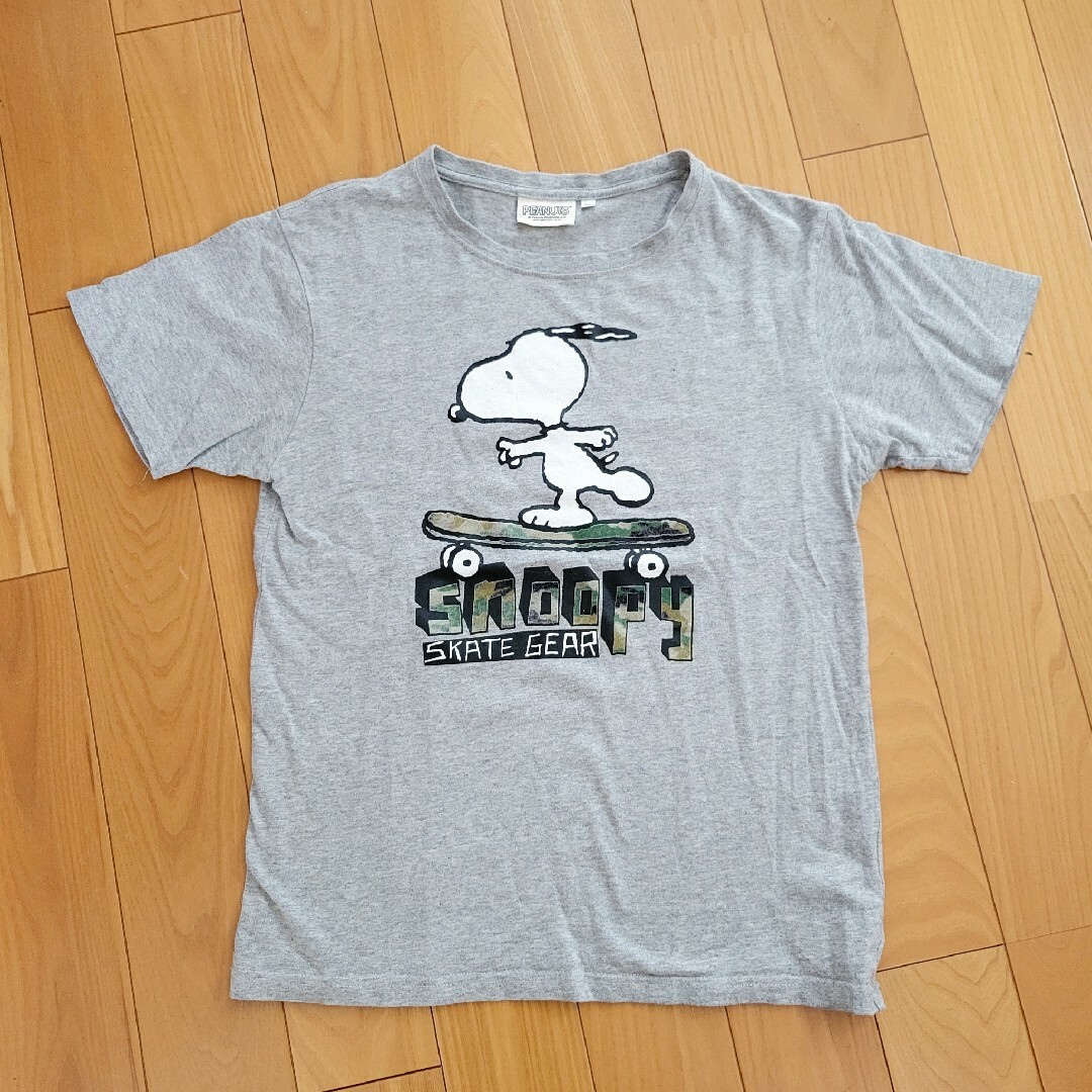 PEANUTS(ピーナッツ)の古着　スヌーピー　PEANUT　半袖Tシャツ　Mサイズ　グレー メンズのトップス(Tシャツ/カットソー(半袖/袖なし))の商品写真
