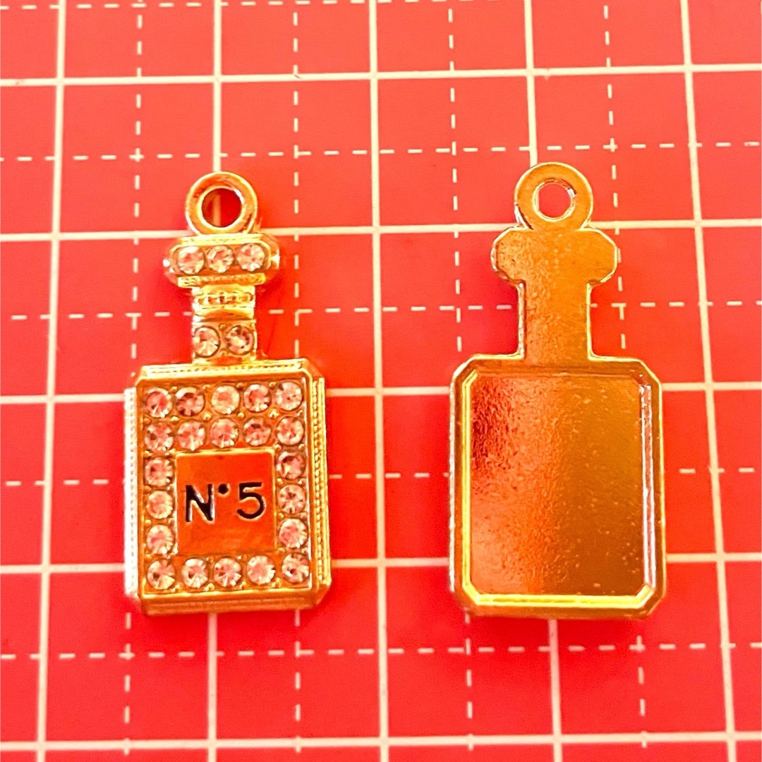 ストーン 香水瓶 N5 6個入り ゴールド チャーム ハンドメイドのアクセサリー(チャーム)の商品写真