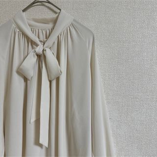 BEIGE, - 極美品　BEIGE ボウタイ　ブラウス