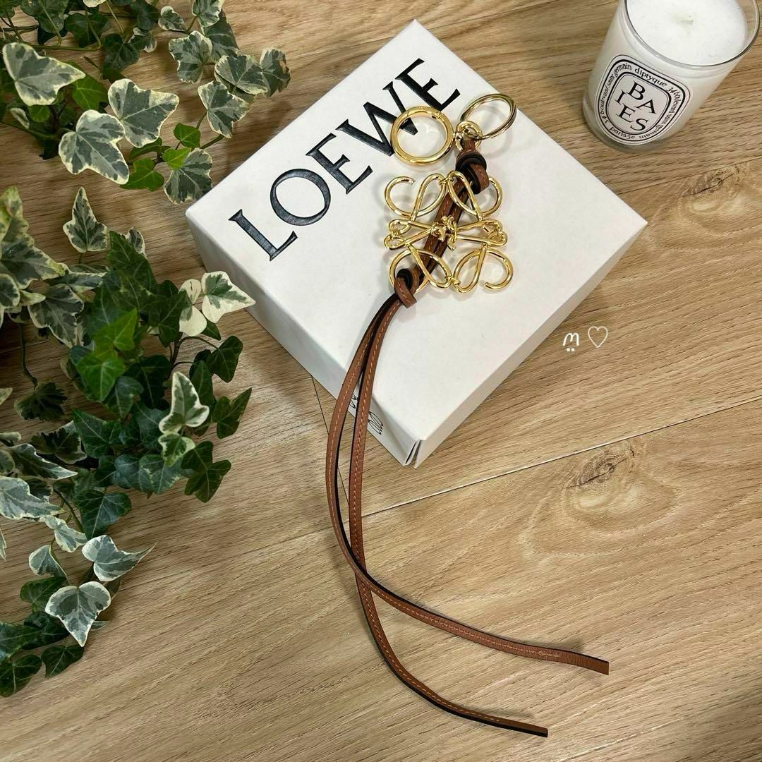 LOEWE(ロエベ)のLOEWE　ロエベ　アナグラム　メタルロゴチャーム　バッグチャーム　キーリング レディースのファッション小物(キーホルダー)の商品写真