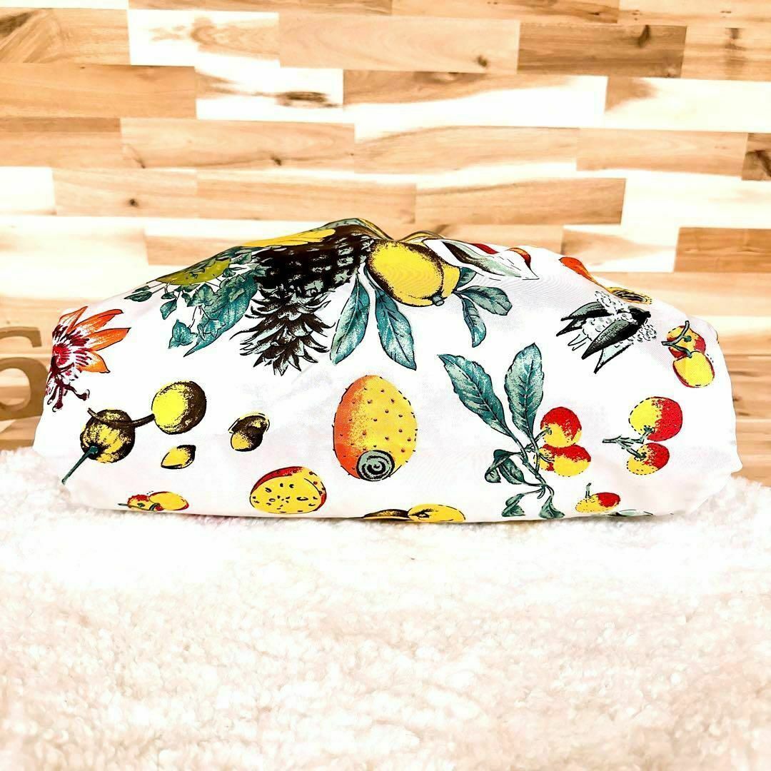 manipuri(マニプリ)の【マニプリ】果物フルーツ プリント総柄 スカーフ トートバッグ カラフル 白×茶 レディースのバッグ(トートバッグ)の商品写真