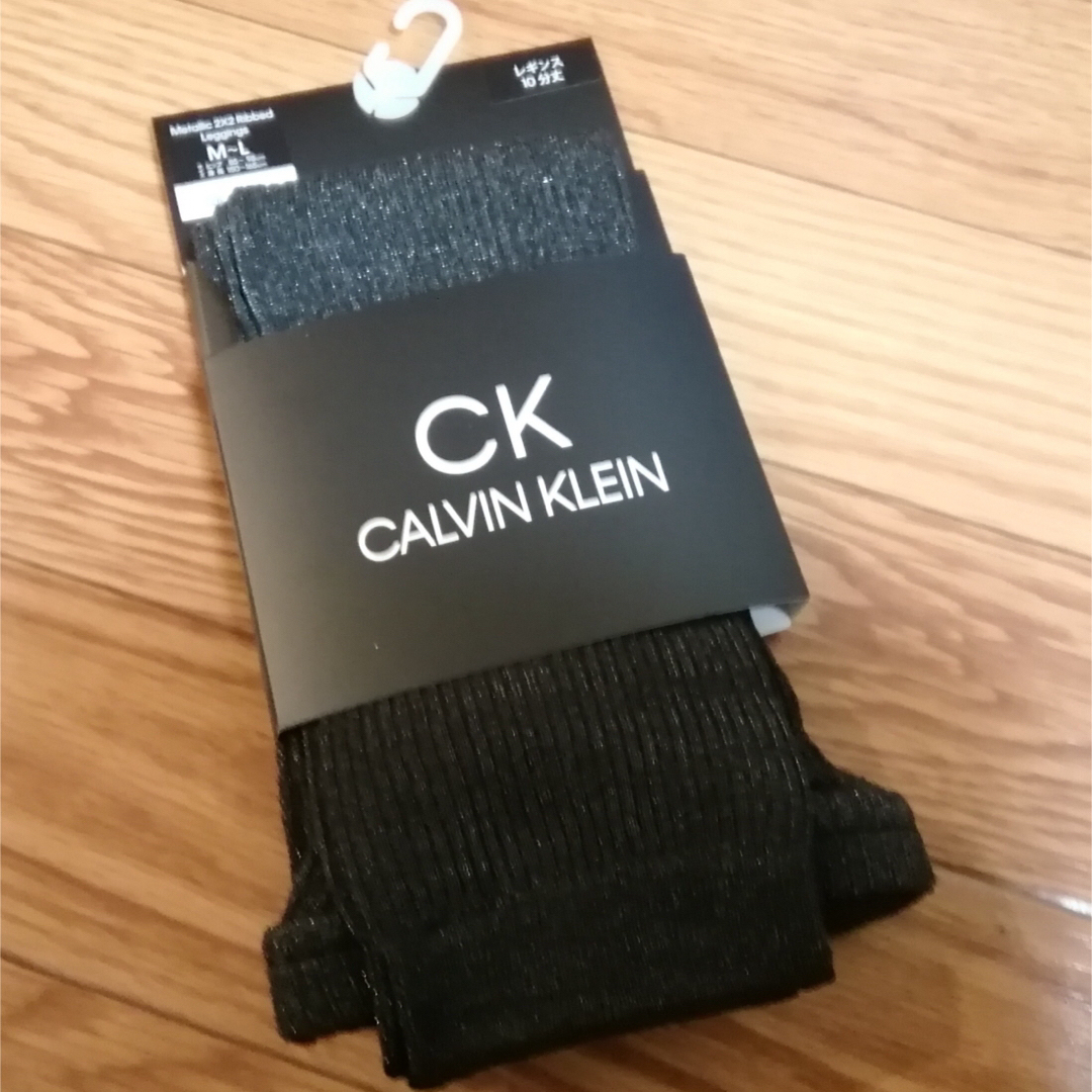 ck Calvin Klein(シーケーカルバンクライン)の新品 CK メタリック リブ レギンス 10分丈 (送料込) レディースのレッグウェア(レギンス/スパッツ)の商品写真