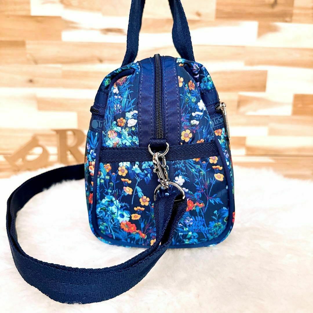 LeSportsac(レスポートサック)の美品【レスポートサック】花柄 ショルダーバッグ2wayミニ ボストンバッグ 紺 レディースのバッグ(ショルダーバッグ)の商品写真