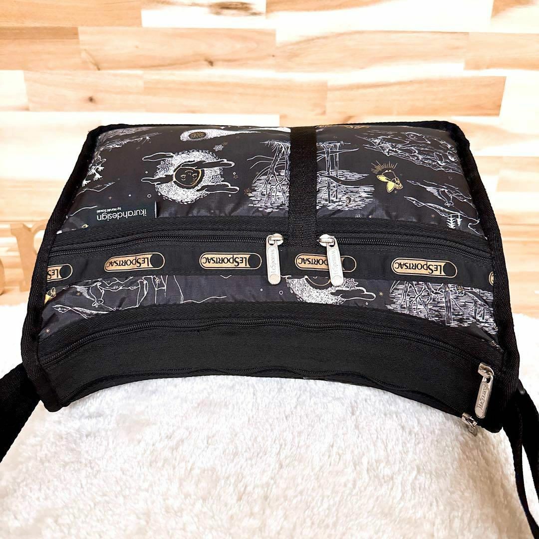 LeSportsac(レスポートサック)の【レスポートサック×イクラデザイン】コラボ ショルダーバッグ 月 アニマル黒×白 レディースのバッグ(ショルダーバッグ)の商品写真