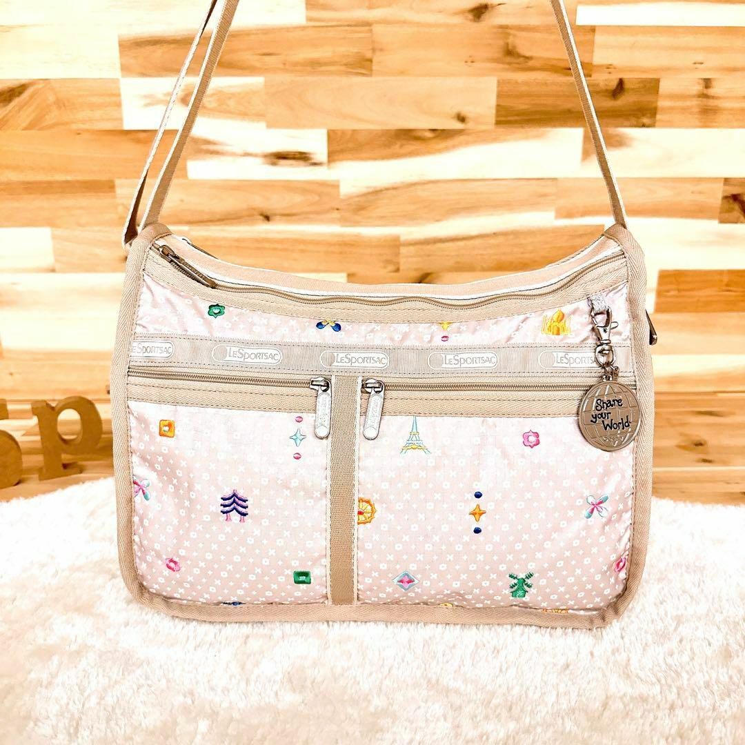 LeSportsac(レスポートサック)の【レスポートサック×ディズニー】イッツアスモールワールド 刺繍 ショルダーバッグ レディースのバッグ(ショルダーバッグ)の商品写真