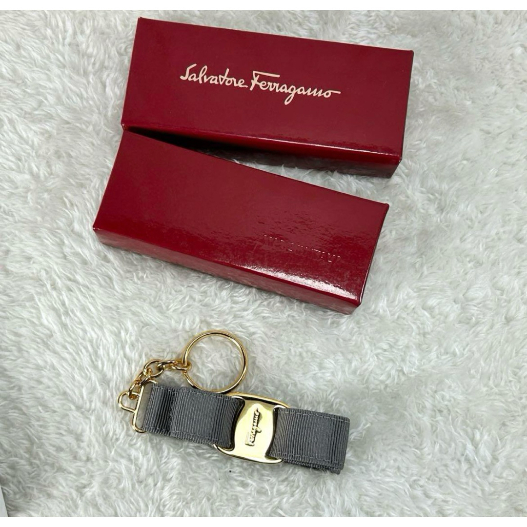 Salvatore Ferragamo(サルヴァトーレフェラガモ)の美品　フェラガモ　ヴァラ　キーリング　キーホルダー　チャーム レディースのファッション小物(キーホルダー)の商品写真