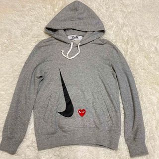 コムデギャルソン(COMME des GARCONS)の美品　プレイコムデギャルソン　ナイキ　コラボ　パーカー　大きめS(パーカー)