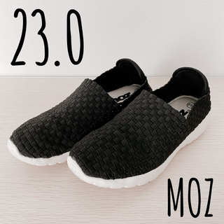 モズ(moz)の【美品】moz 23.0レディース　スニーカー　ブラック　メッシュ素材(スニーカー)
