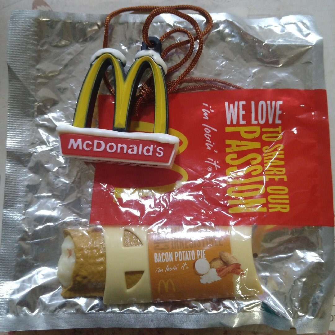 マクドナルド(マクドナルド)のマクドナルド マスコット ベーコンポテトパイ＆ゴールデンアーチ フードストラップ エンタメ/ホビーのおもちゃ/ぬいぐるみ(キャラクターグッズ)の商品写真