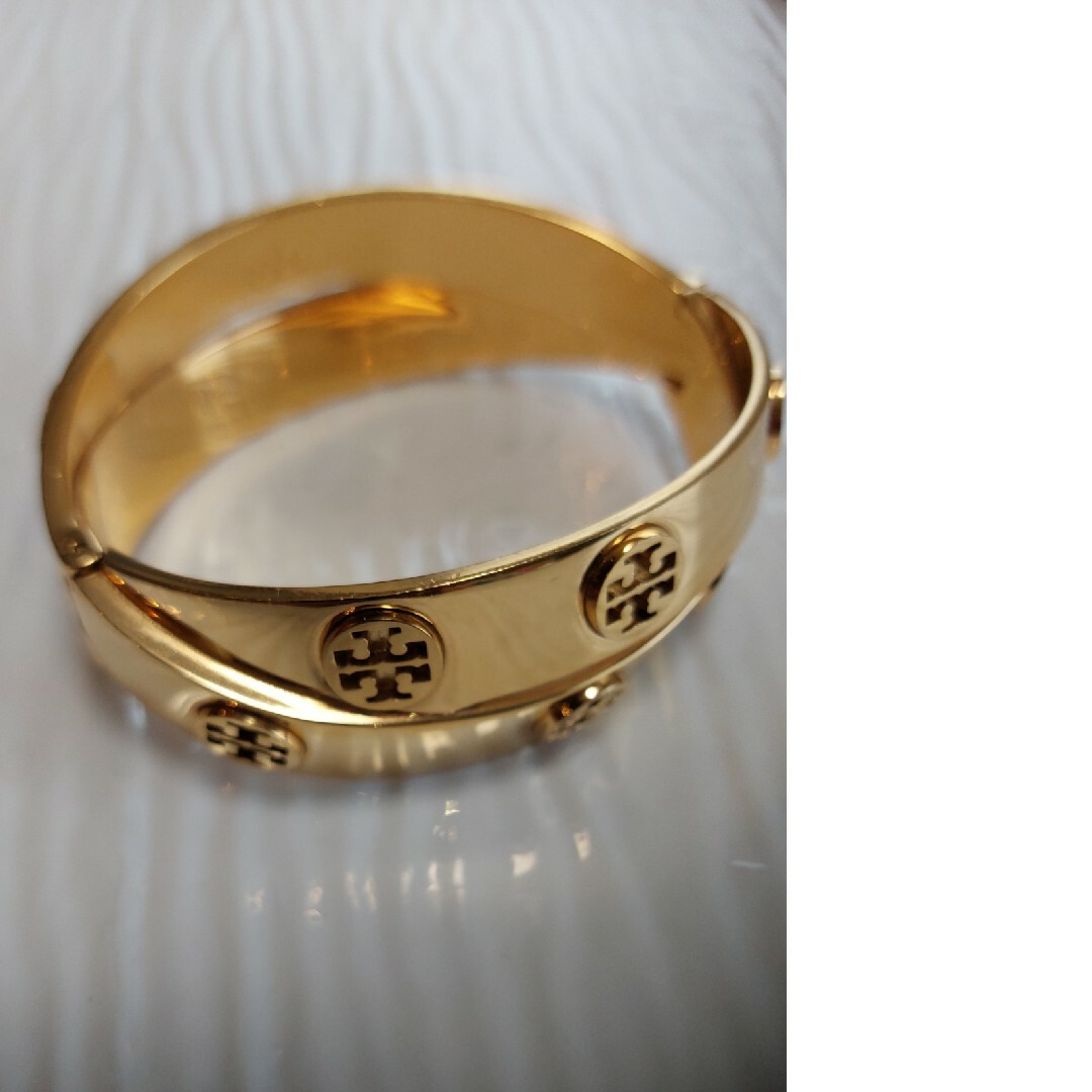 Tory Burch(トリーバーチ)のとてもお安く出品!トリーバーチ金色バングル レディースのアクセサリー(ブレスレット/バングル)の商品写真