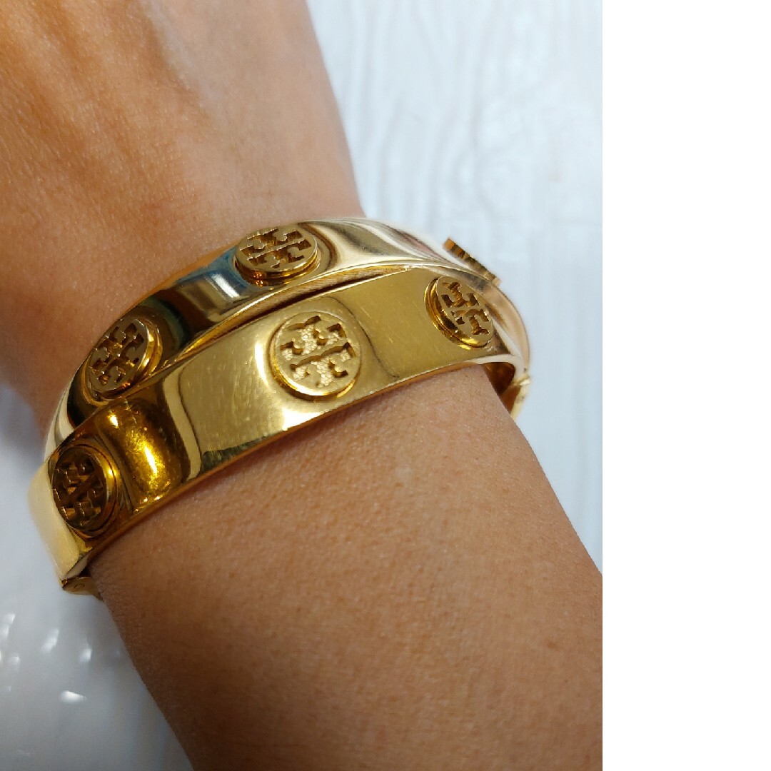 Tory Burch(トリーバーチ)のとてもお安く出品!トリーバーチ金色バングル レディースのアクセサリー(ブレスレット/バングル)の商品写真