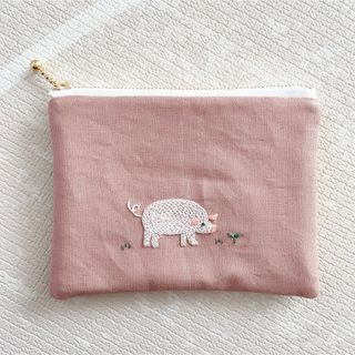 ハンドメイド　ぶたさん　手刺繍　ファスナーポーチ　メイクポーチ　ミニポーチ(ポーチ)