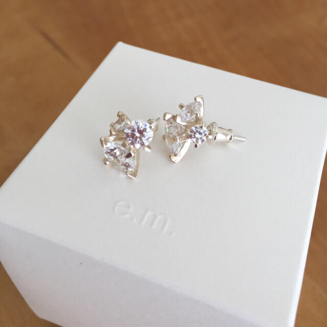 メール便可 2セットまで イーエム e.m. ジルコニア3粒フープピアス