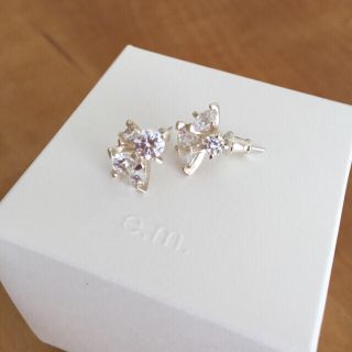 イーエムノアール(e.m. noir)のe.m❤︎ジルコニア３つ石ピアス(ピアス)