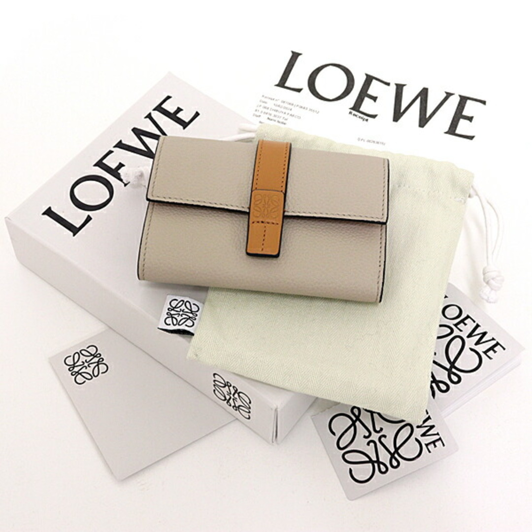 LOEWE(ロエベ)のロエベ LOEWE バーティカル ウォレット スモール 三つ折り財布 ソフトグレインカーフ C660S86X01 ライトオーツ/ハニー 【中古】S レディースのファッション小物(財布)の商品写真