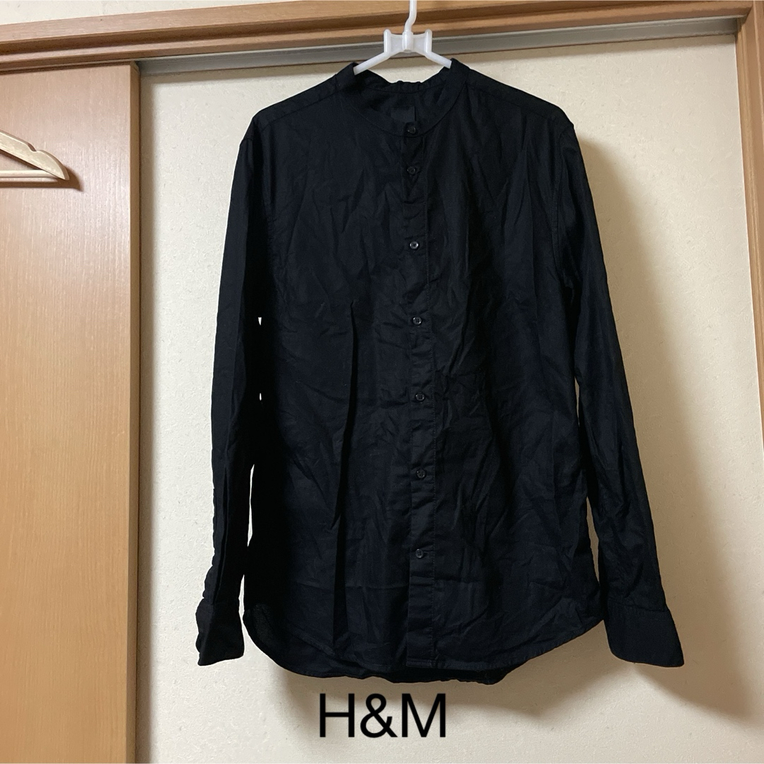 H&M(エイチアンドエム)のH&M メンズスリムシャツ Sサイズ　ブラック　レディースでも着用できます。 メンズのトップス(シャツ)の商品写真