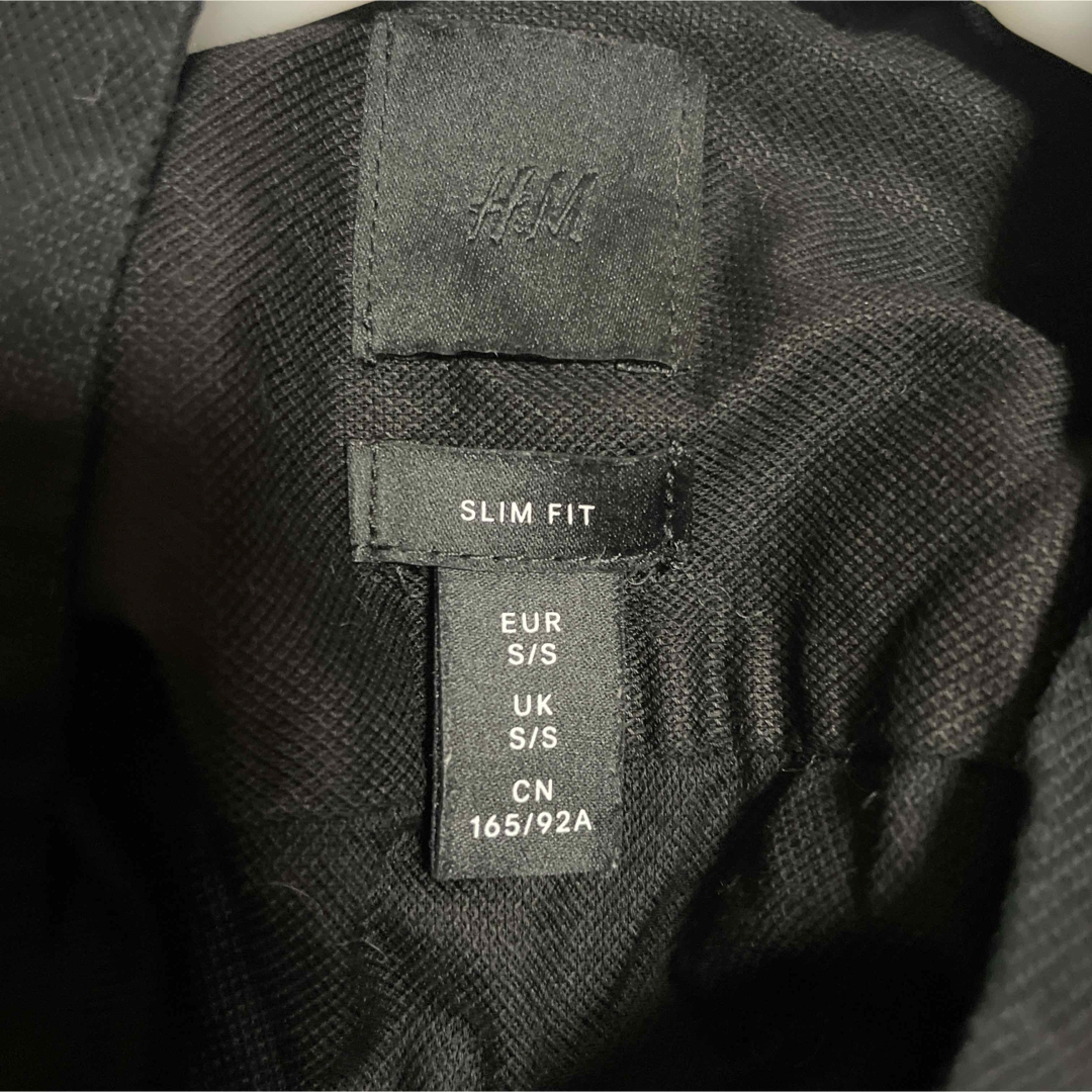 H&M(エイチアンドエム)のH&M メンズスリムシャツ Sサイズ　ブラック　レディースでも着用できます。 メンズのトップス(シャツ)の商品写真