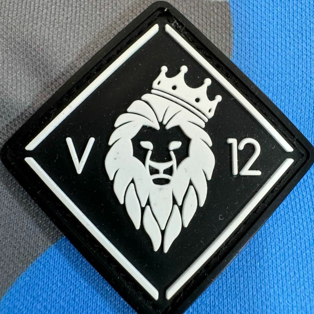 V12(ヴィトゥエルヴ)の美品 V12 ヴィトゥエルヴ カモフラ 総柄 バックロゴ 半袖ポロシャツ M スポーツ/アウトドアのゴルフ(ウエア)の商品写真