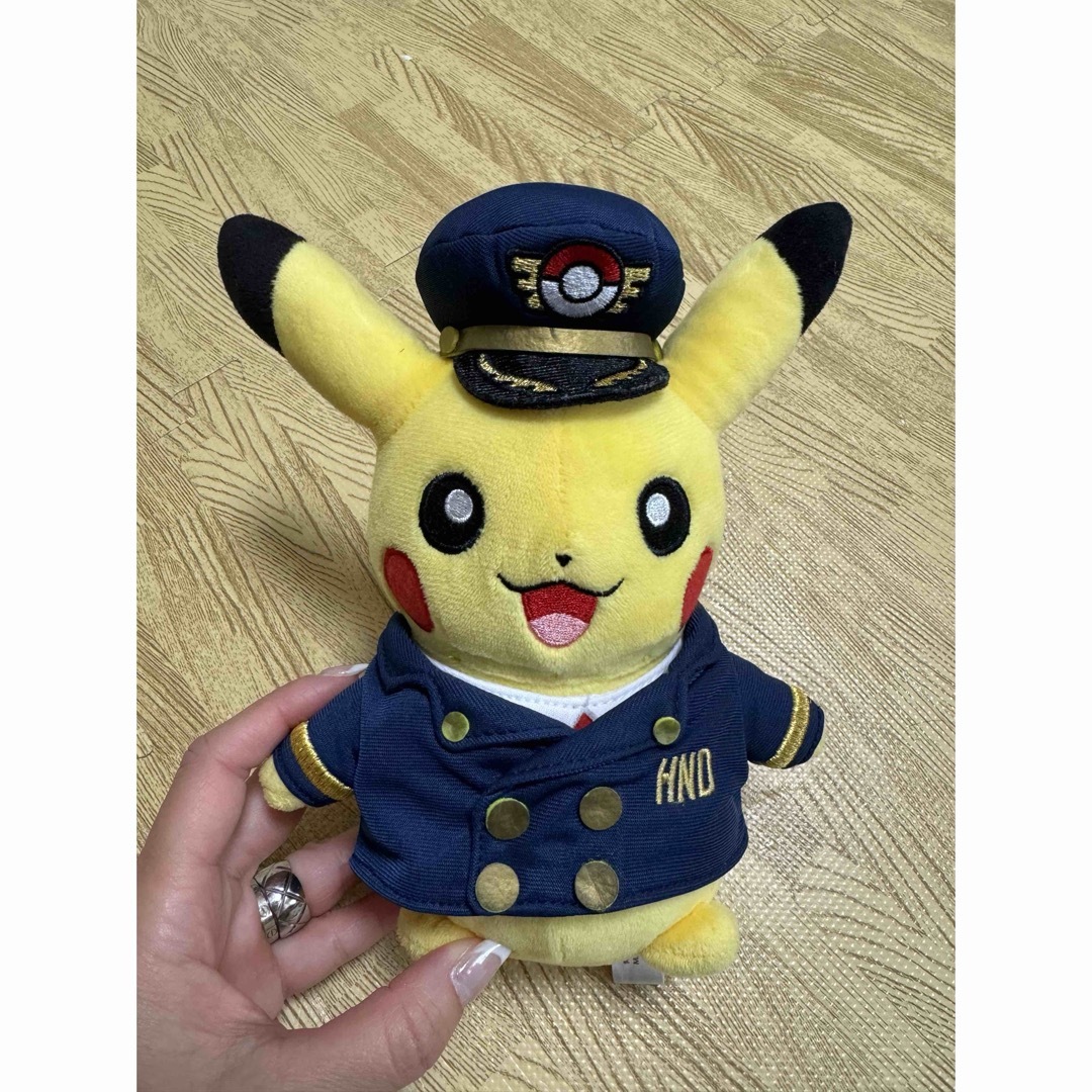 ポケモン(ポケモン)の羽田空港　限定　機長　ピカチュウ　 エンタメ/ホビーのおもちゃ/ぬいぐるみ(キャラクターグッズ)の商品写真