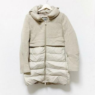 ヘルノ(HERNO)のHERNO(ヘルノ) ダウンコート サイズ42 M レディース美品  - ベージュ 長袖/ニット/冬(ダウンコート)