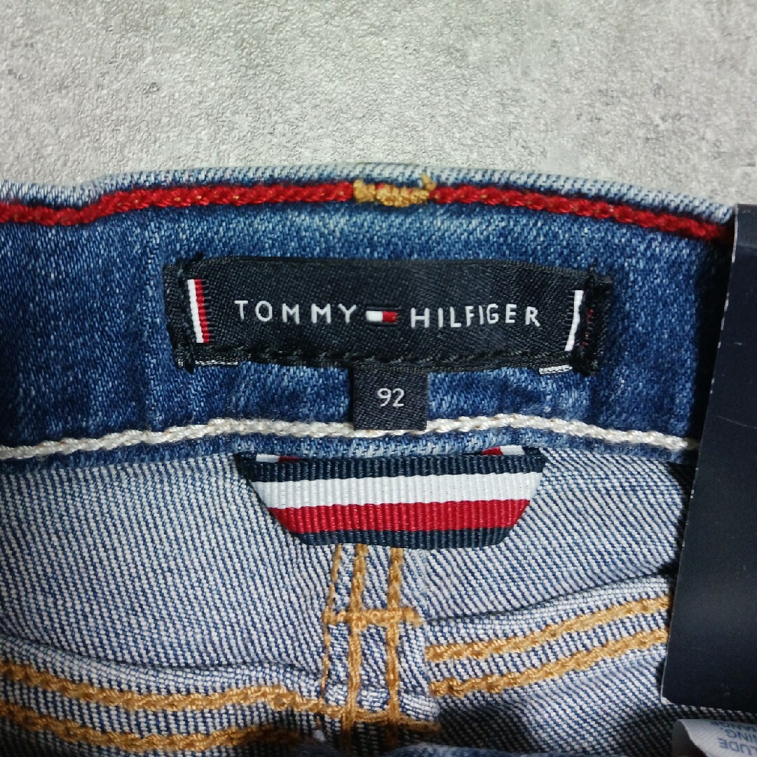 TOMMY HILFIGER(トミーヒルフィガー)の【新品タグ付き】TOMMY HILFIGER  キッズ  デニムパンツ ジーパン キッズ/ベビー/マタニティのキッズ服男の子用(90cm~)(パンツ/スパッツ)の商品写真