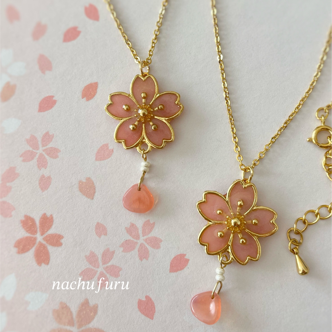 桜とガラスの花びらのネックレス ハンドメイドのアクセサリー(ネックレス)の商品写真