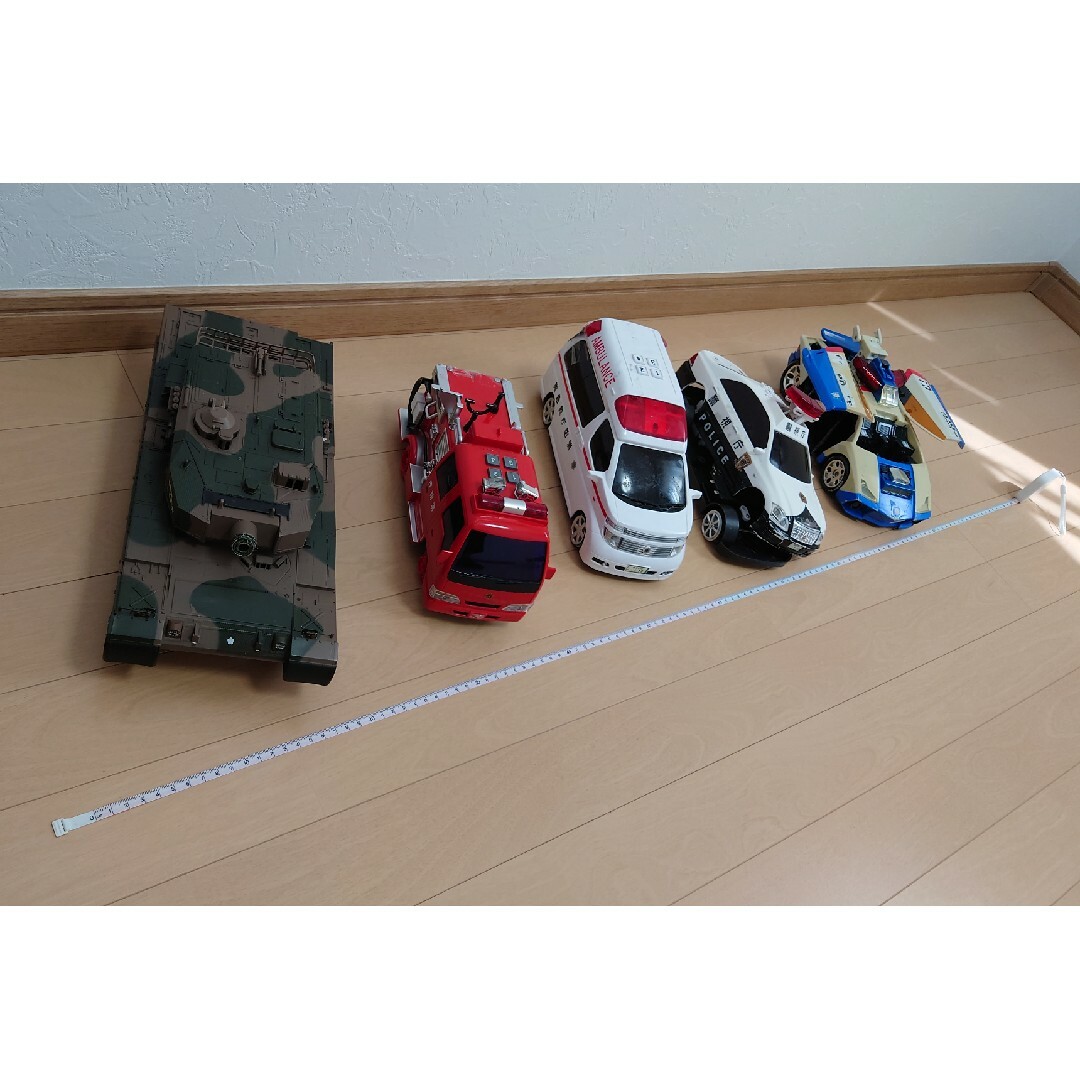 働く車　パトカー　ポリスカー　救急車　消防車　戦車 キッズ/ベビー/マタニティのおもちゃ(電車のおもちゃ/車)の商品写真