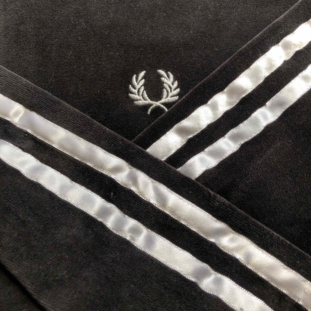 FRED PERRY(フレッドペリー)の希少XLブラックベロア⭐️Fred Perryトラックジャケット刺繍月桂樹 黒白 メンズのトップス(ジャージ)の商品写真
