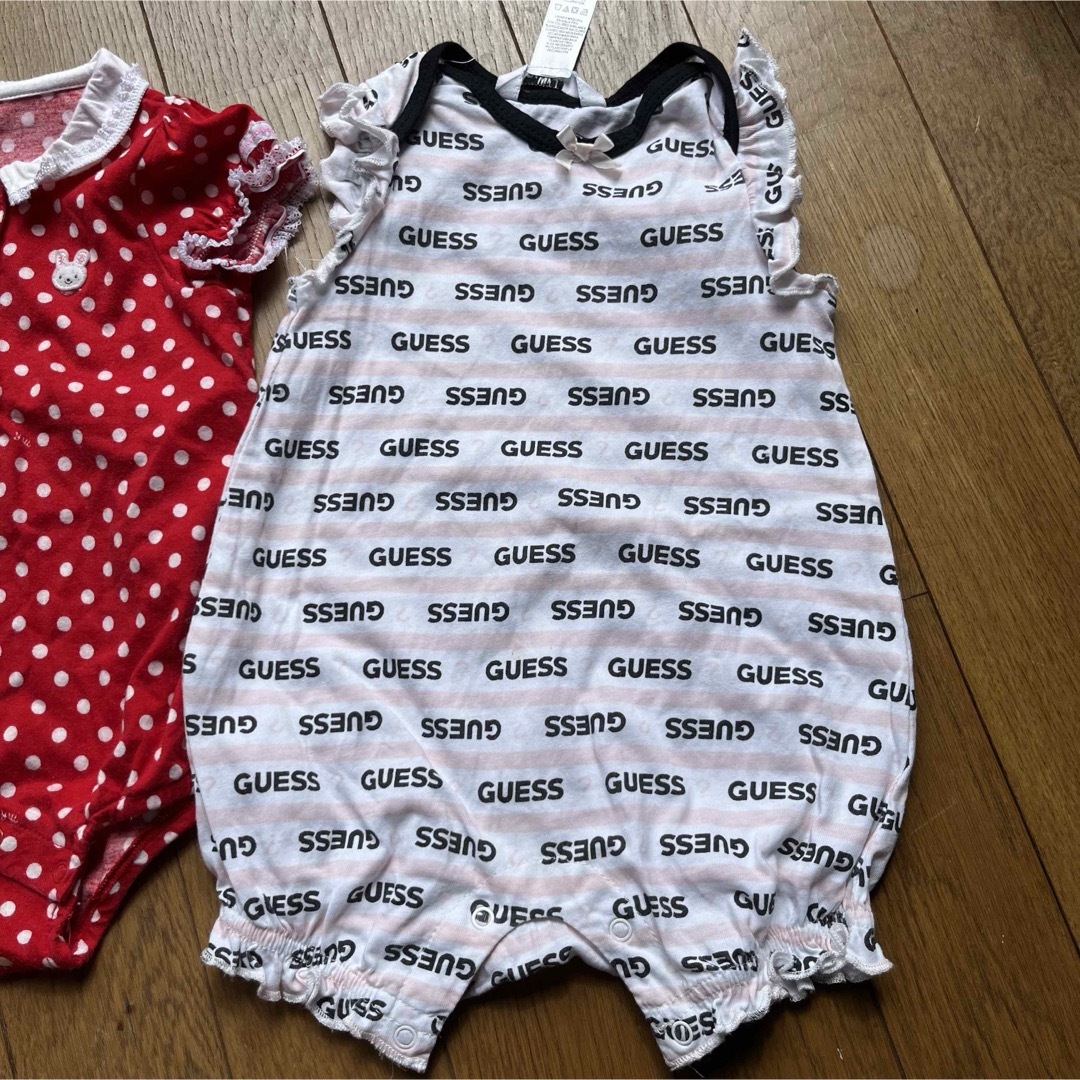 GUESS(ゲス)のbaiya70春夏ミキハウスうさぎ赤ドット水玉ゲスフリルロンパースノースリーブ キッズ/ベビー/マタニティのベビー服(~85cm)(ロンパース)の商品写真