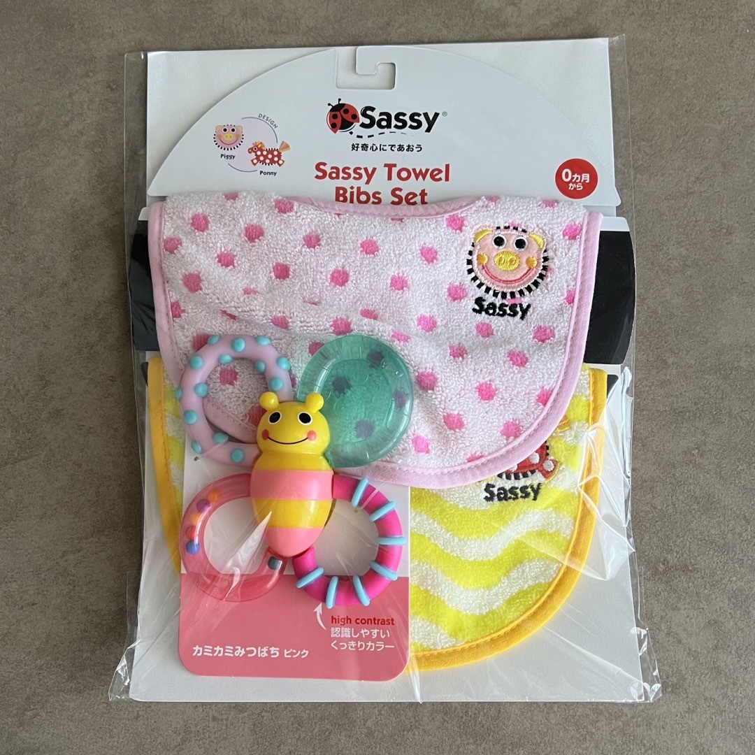 Sassy(サッシー)のsassy Towel Bibs Set エンタメ/ホビーのおもちゃ/ぬいぐるみ(キャラクターグッズ)の商品写真