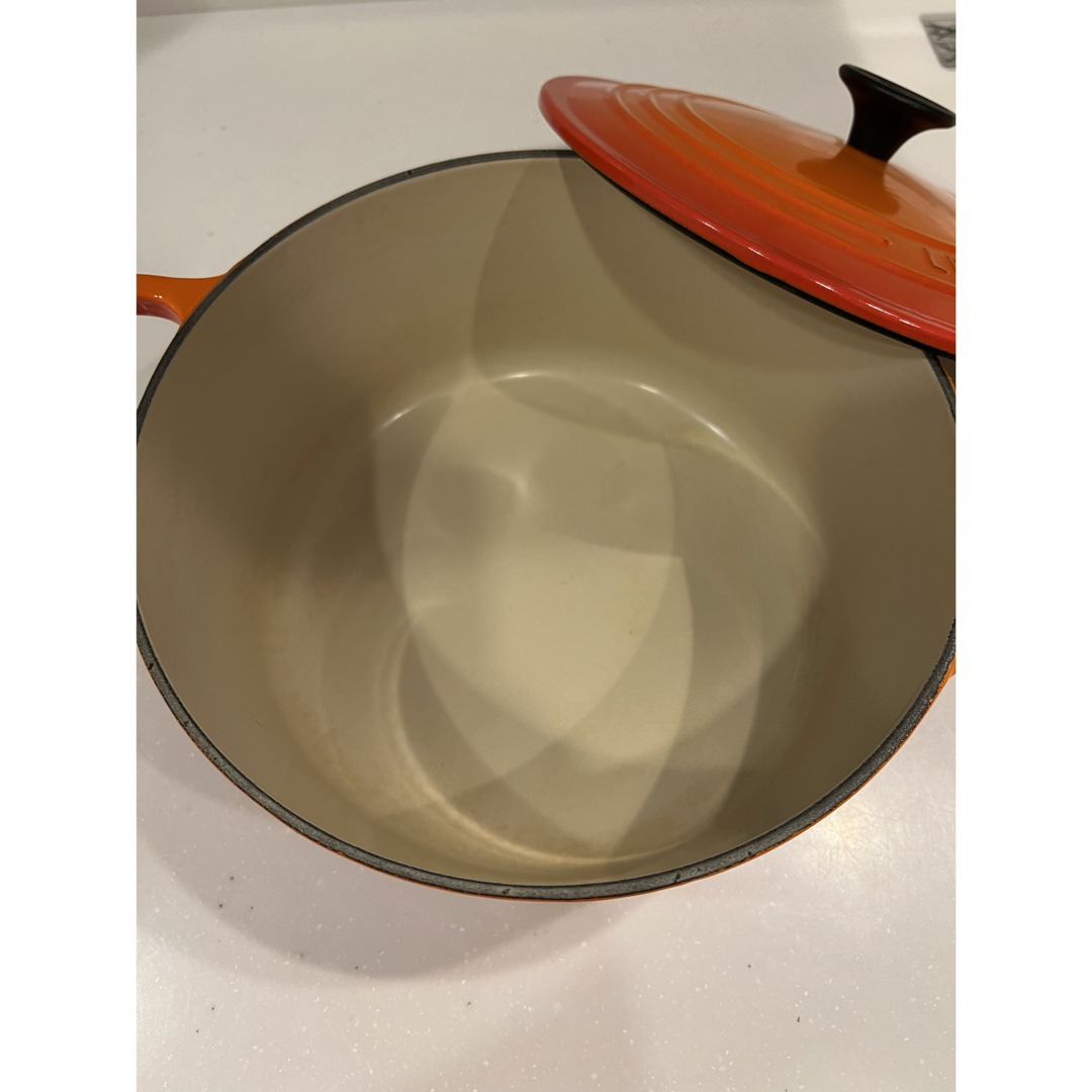 LE CREUSET(ルクルーゼ)のル・クルーゼ　ココットロンド　22㎝　オレンジ インテリア/住まい/日用品のキッチン/食器(鍋/フライパン)の商品写真