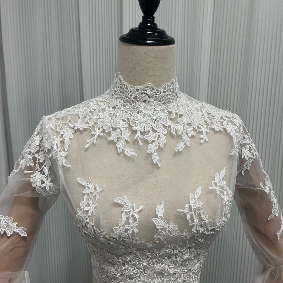 ウエディングドレス 長袖 ハート背中見せ 可憐な花刺繍のトップス ボレロ レディースのフォーマル/ドレス(ウェディングドレス)の商品写真