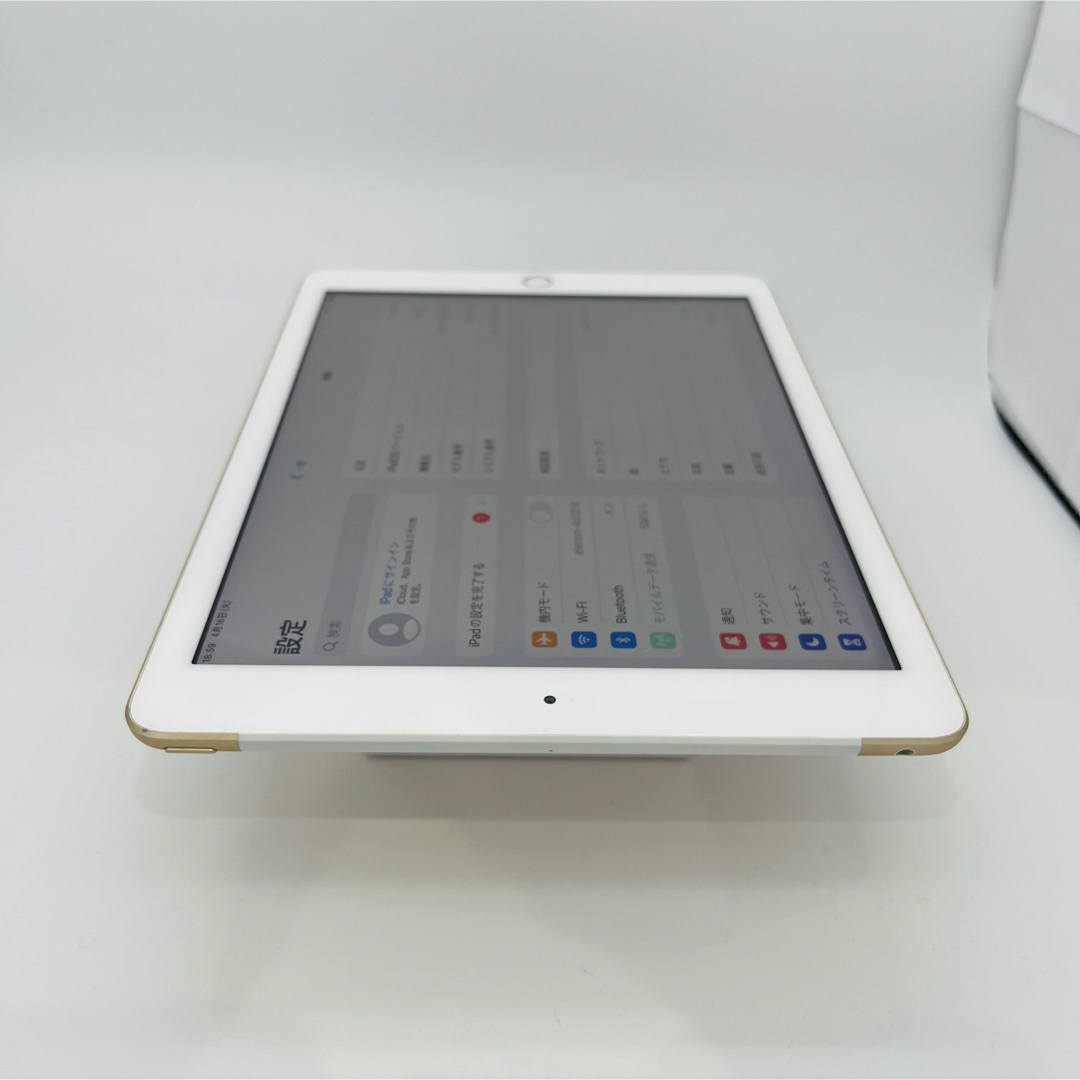 Apple(アップル)のA iPad 5世代 32 GB SIMフリー　セルラーモデル　　Gold 本体 スマホ/家電/カメラのスマートフォン/携帯電話(スマートフォン本体)の商品写真