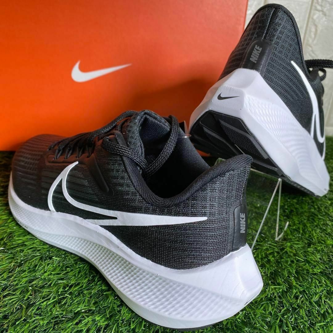 NIKE(ナイキ)の新品 エアズームペガサス39  ブラック　ウィメンズ 24.5cm レディースの靴/シューズ(スニーカー)の商品写真