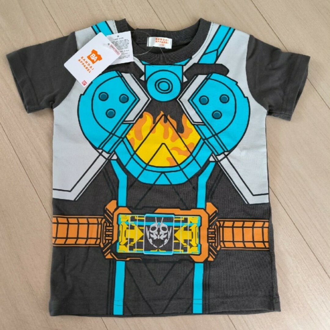 BANDAI(バンダイ)の仮面ライダーガッチャード　変身Tシャツ １１０センチ キッズ/ベビー/マタニティのキッズ服男の子用(90cm~)(Tシャツ/カットソー)の商品写真