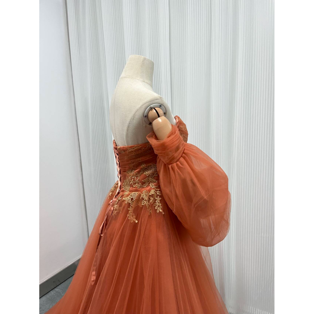 豪華！テラコッタカラードレス 取り外し袖 枝花刺繍 裾に繊細レースをあしらった レディースのフォーマル/ドレス(ウェディングドレス)の商品写真