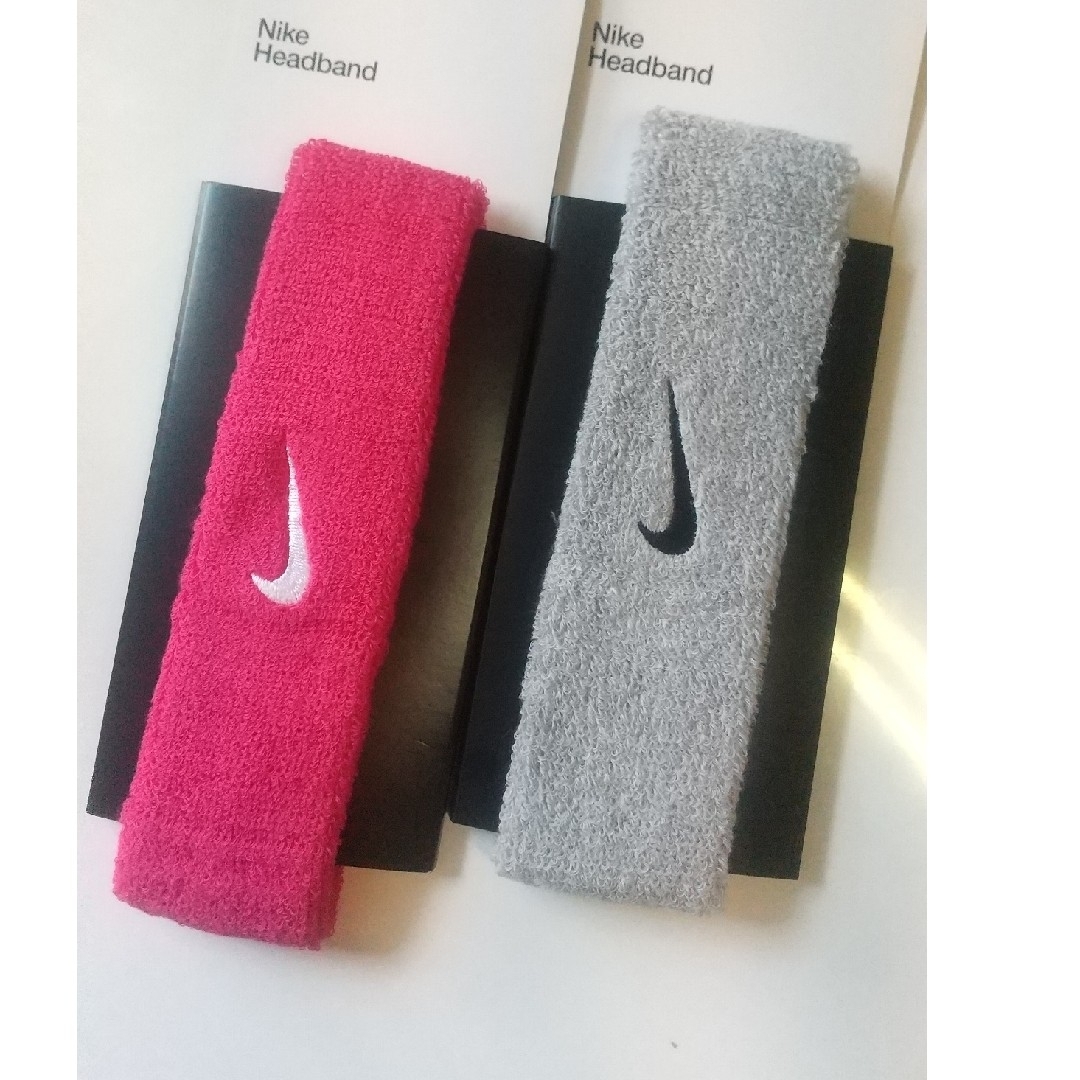 NIKE(ナイキ)のNIKE ヘアバンド ヘッドバンド  灰ピンクセット  NIKEFC レディースのヘアアクセサリー(ヘアバンド)の商品写真