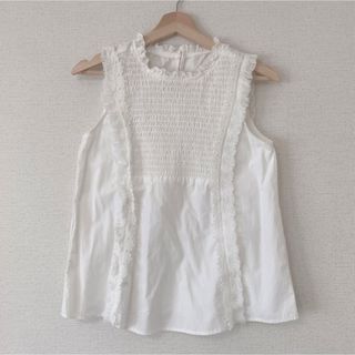 シマムラ(しまむら)のノースリーブ トップス 白 ホワイト フリンジ フリル 刺繍 ギャザー(シャツ/ブラウス(半袖/袖なし))