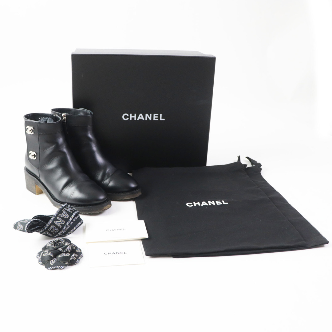 CHANEL(シャネル)の美品◎CHANEL シャネル G31204 カーフスキン ココマークターンロック ショートブーツ ブラック シルバー金具 36 保存袋付き イタリア製 レディース レディースの靴/シューズ(ブーツ)の商品写真