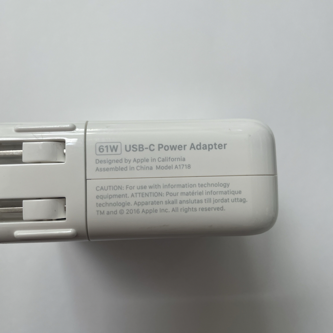 Apple USBｰC power adapter 61w スマホ/家電/カメラのスマートフォン/携帯電話(バッテリー/充電器)の商品写真
