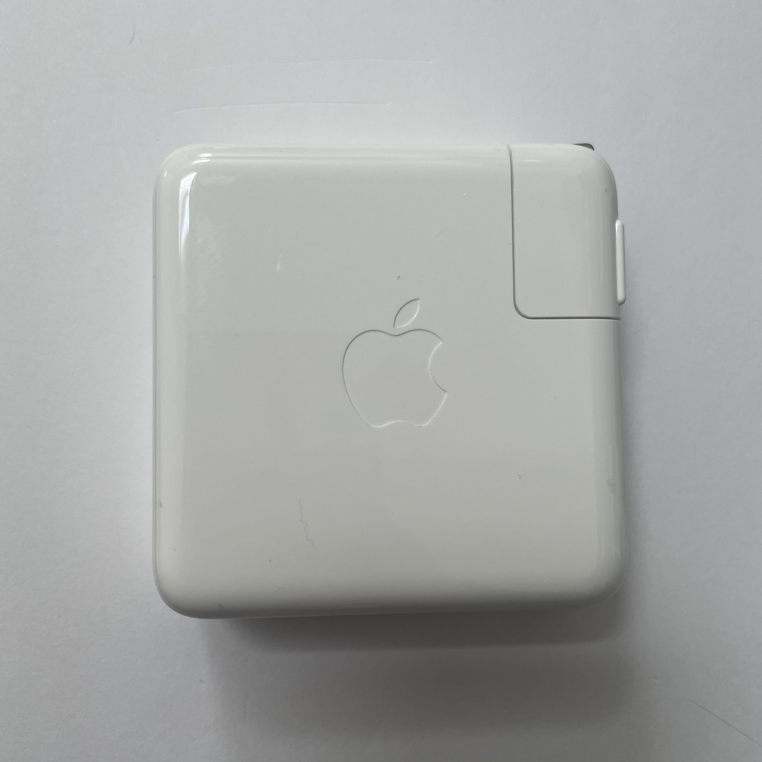 Apple USBｰC power adapter 61w スマホ/家電/カメラのスマートフォン/携帯電話(バッテリー/充電器)の商品写真