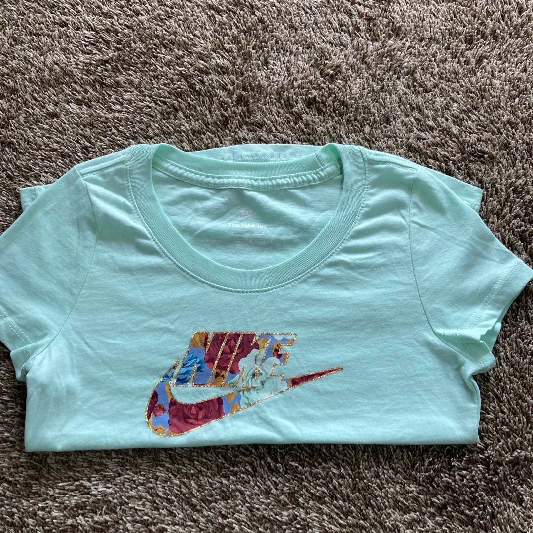 NIKE(ナイキ)の未使用　NIKE半袖Tシャツ　150 キッズ/ベビー/マタニティのキッズ服女の子用(90cm~)(Tシャツ/カットソー)の商品写真