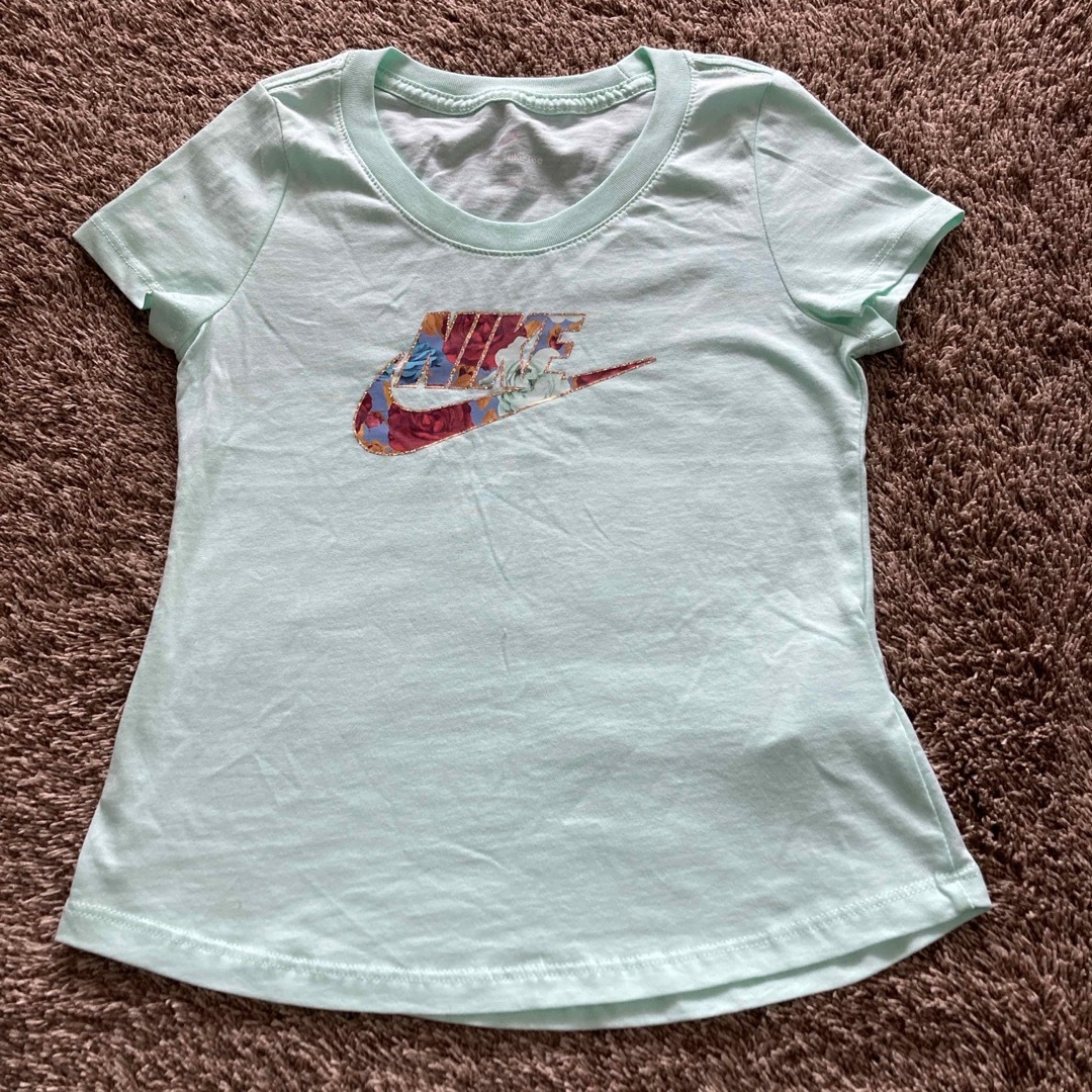 NIKE(ナイキ)の未使用　NIKE半袖Tシャツ　150 キッズ/ベビー/マタニティのキッズ服女の子用(90cm~)(Tシャツ/カットソー)の商品写真