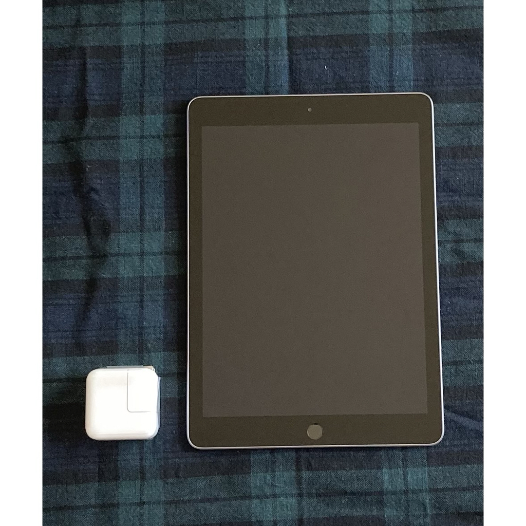 iPad 第6世代 32GB Wi-Fiモデル (純正電源アダプタ付) iPad 第6世代 32GB Wi-Fiモデル (純正電源アダプタ付)