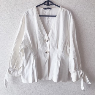 ザラ(ZARA)のZARA BASIC ザラ　リボン袖 綿 ジャケット シャツ 白　ボリューム袖(ノーカラージャケット)