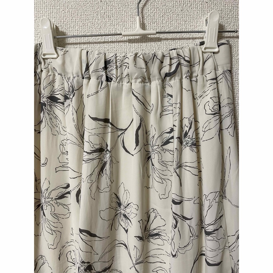EMSEXCITE(エムズエキサイト)の花柄　線画　ロングスカート  オフホワイト系　マーメイド レディースのスカート(ロングスカート)の商品写真