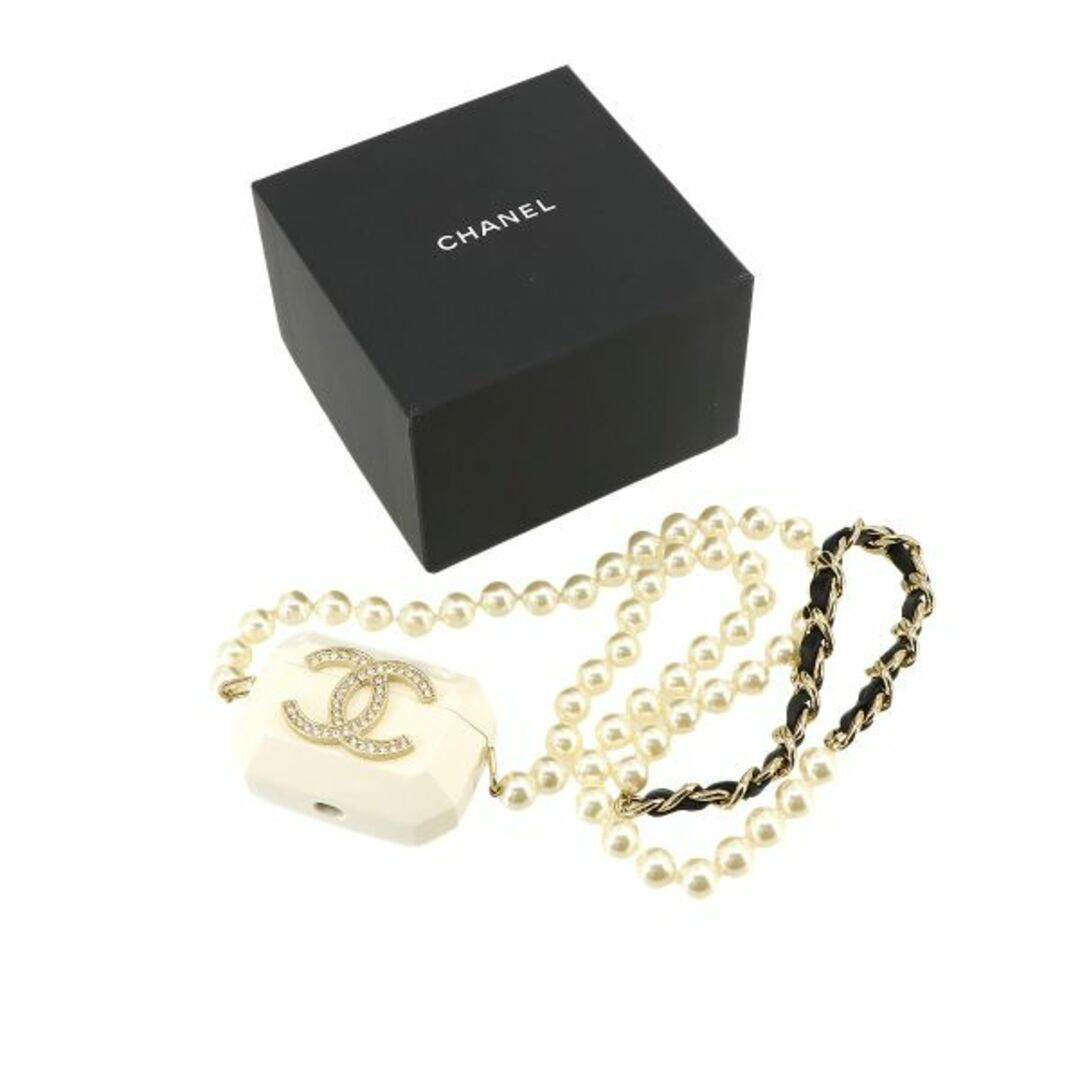 CHANEL(シャネル)の未使用 展示品 シャネル CHANEL ココマーク AirPods Pro ケース ラインストーン フェイクパール レザー ホワイト AB6425 B21A VLP 90229620 レディースのファッション小物(その他)の商品写真