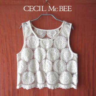 セシルマクビー(CECIL McBEE)の美品　CECIL McBEE／セシルマクビー★　お花のレースが可愛いカットソー　(カットソー(半袖/袖なし))