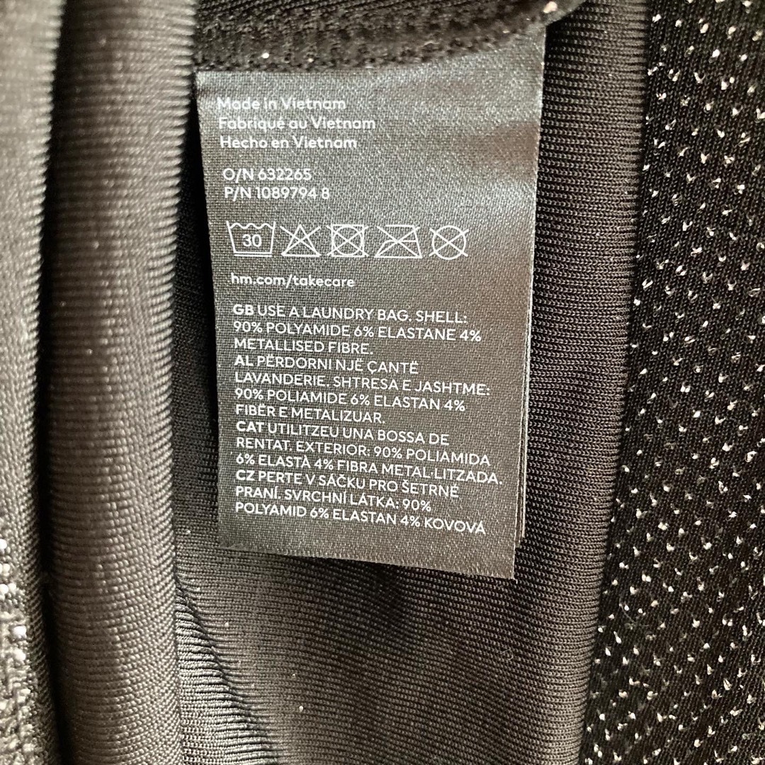 H&M(エイチアンドエム)のタートルネックトップス　L ラメ　ブラック×シルバー レディースのトップス(ニット/セーター)の商品写真